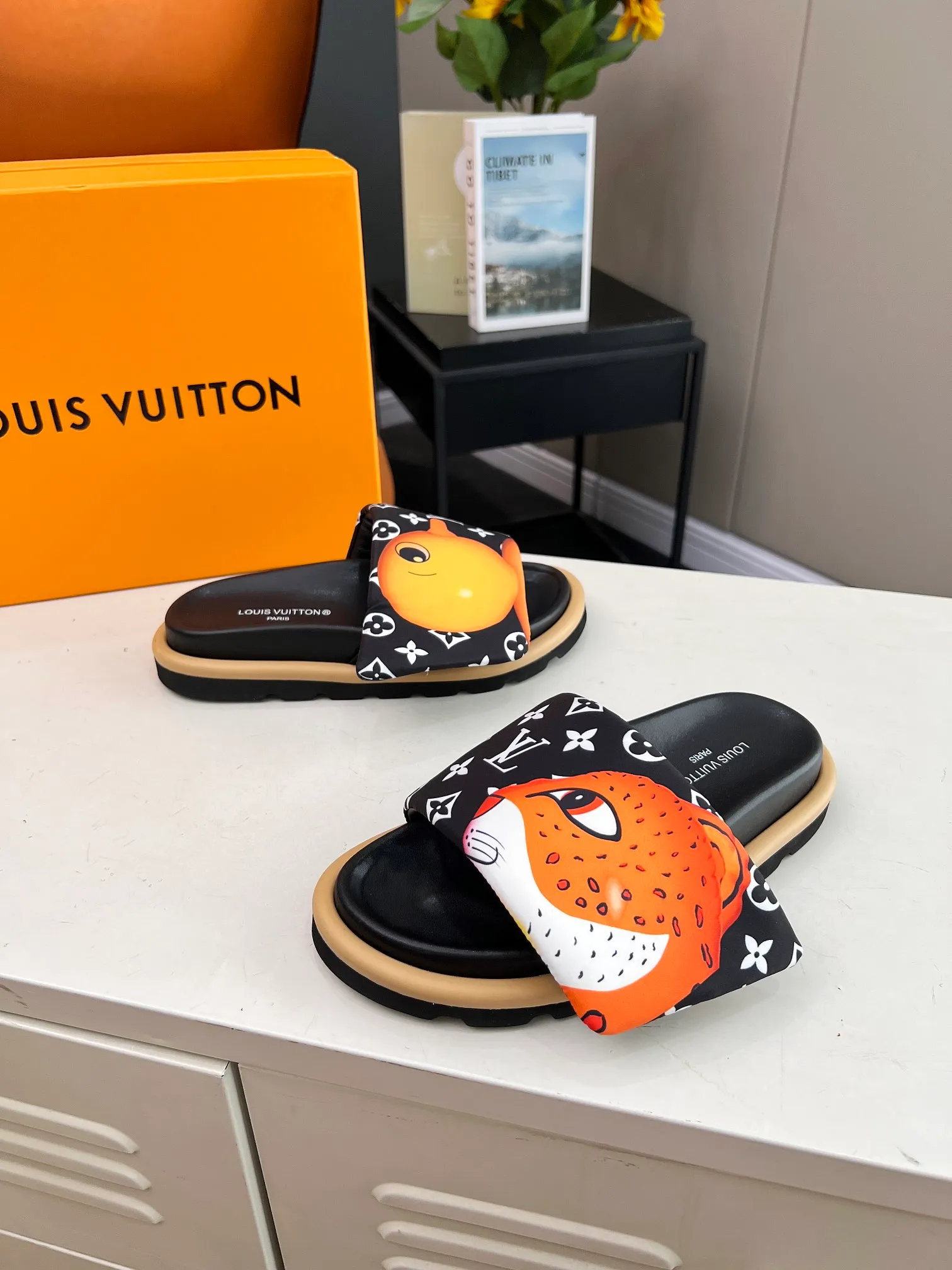 👟👟Ex-factory price 360👟👟 lv donkey brand l home 2024 hot style embossed logo embossed sandals This ol low comfort flat sandals are made of technical fabrics and use high-frequency embossing technology to reinterpret the monogram pattern. Soft padded upper with adjustable Velcro, comfortable and tough insole adds harmonious color ▪️Fabric: Original customized technical fabric ▪️Lining: soft sheepskin lining ▪️Sole: Original open-molded rubber foam outsole Color: .yellow.black▪️